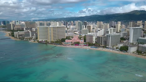 Panoramic-drone-footage-over-Waikiki-beach-and-Honolulu,-on-the-island-of-Oahu,-Hawaii