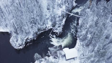 Drohnenvideo-Einer-Hütte-In-Lappland-Bei-Schneefall