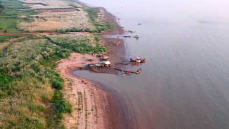Imágenes-Aéreas-De-Drones-Volando-Sobre-Una-Casa-De-Pescadores-En-La-Costa-Del-Mekong-Cerca-De-Phnom-Penh-En-Camboya