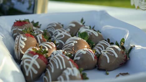 Ein-Teller-Mit-Mit-Schokolade-überzogenen-Erdbeeren-Draußen-Auf-Einem-Tisch-Im-Sommer