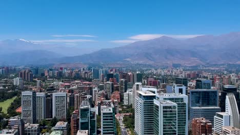 Zeitraffer-Eines-Fluges-Durch-Das-Luxusviertel-In-Santiago,-Chile