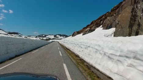 Road-in-the-Norwegian-mountains