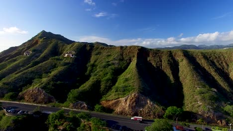 Toma-Aérea-Del-Icónico-Cráter-Cabeza-De-Diamante-En-Honolulu-Hawaii