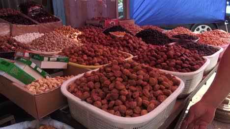 Mercado-De-Asia-Central-Con-Bolsas-Llenas-De-Diversas-Especias-En-Osh-Bazar-En-Bishkek,-Kirguistán