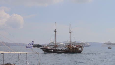 Un-Barco-Turístico-Se-Acerca-A-Un-Pequeño-Puerto-Marítimo-En-Una-Isla-Griega