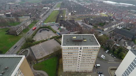 Luftaufnahmen-Von-Hochhäusern,-Wohnungen,-Die-In-Der-Stadt-Stoke-On-Trent-Gebaut-Wurden,-Um-Der-Wachsenden-Bevölkerung-Gerecht-Zu-Werden,-Sozialwohnungskrise