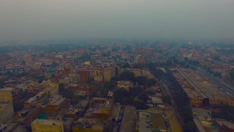 Luftflug-über-Die-Stadt,-Bombay,-Indien,-Draufsicht,-Dach-Der-Häuser,-Zeigt-Einen-Abwasserhahn-Und-Eine-Autobahn