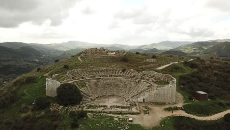 Drone-view-of-the-theatre-in-Segesta,-Sicily,-Italy,-Pull-back-shot