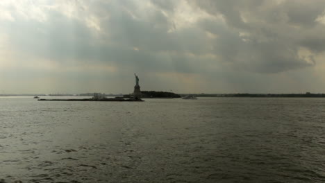 Dies-Sind-Aufnahmen-Der-Freiheitsstatue,-Wie-Wir-Auf-Dem-Hudson-River-An-Ihr-Vorbeifahren