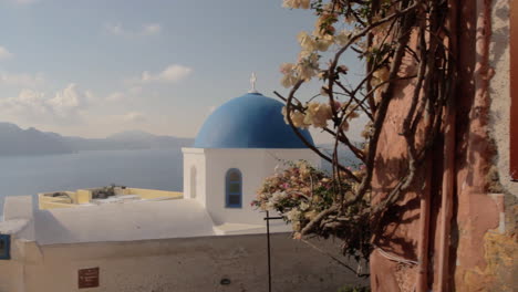 Eine-Kleine-Griechisch-orthodoxe-Kapelle-Mit-Einer-Blauen-Kuppel-Mit-Blick-Auf-Die-Meereslandschaft-Von-Santorin