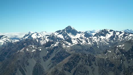 Montañas-Rocosas-Cubiertas-De-Nieve-En-El-Parque-Nacional-De-Aoraki-Mountain-Cook,-Alpes-Del-Sur,-Nueva-Zelanda-Desde-Un-Vuelo-Panorámico-En-Avión
