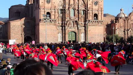 Gruppe-Von-Peruanern-In-Traditioneller-Kleidung-Bereiten-Sich-Darauf-Vor,-Am-24.-Juni-Für-Das-Inti-Raymi---Das-Fest-Der-Sonne---Aufzutreten