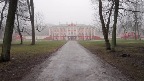 Waldstraße,-Die-Zum-Kadriorg-Kunstmuseum-Im-Tallinner-Park-Führt,-Mit-Nebel-Und-Schlechtem-Wetter