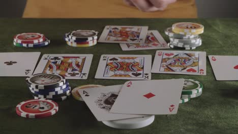 Während-Jemand-In-Einer-Anderen-Aufstellung-Poker-Spielt,-Lässt-Jemand-Zwei-Ass-Karten-Fallen