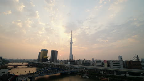 Tokio,-Japan-–-Ca.-Zeitrafferaufnahme-Der-Skyline-Von-Tokio-Mit-Weitwinkelobjektiv-Zur-Magischen-Stunde-Im-Morgengrauen-Mit-Sehenswürdigkeiten-Im-Bild-Und-Aufgehender-Sonne