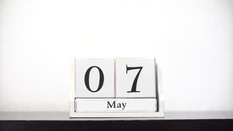 Calendario-Blanco-Lapso-De-Tiempo-Mayo