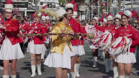 Eine-Gruppe-Kostümierter-Frauen-Marschiert-Bei-Der-Parade-Beim-Karneval-In-Paphos-In-Richtung-Kamera