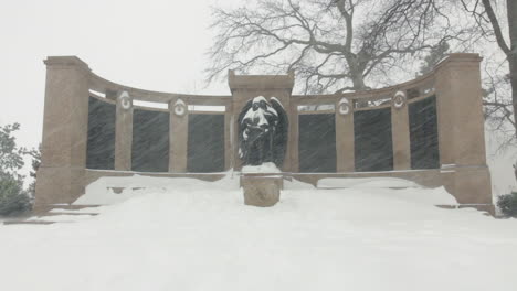 Dies-Ist-Eine-Aufnahme-Einer-Statue,-Die-Während-Eines-Schneesturms-Im-Prospect-Park-In-Brooklyn,-New-York,-Mit-Schnee-Bedeckt-Wird