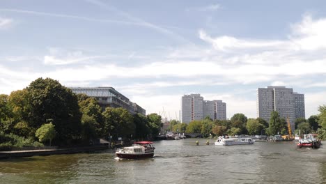 Berliner-Kanal-Mit-Einem-Vorbeifahrenden-Boot