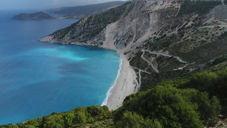 Luftaufnahme-Des-Strandes-Von-Myrtos-Mit-Blauem-Wasser-An-Sonnigen-Tagen