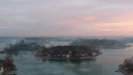 Sonnenaufgang-An-Einem-Eisigen-See-Mit-Kleinen-Inseln-Im-Winter-Drohnenaufnahmen,-Aufgenommen-Mit-Einem-Dji-Spark-1080p-30fps