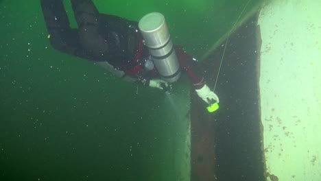 Sidemount-diver-enters-wreck-of-HMCS-Annapolis-with-a-line
