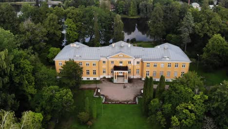Drohnenaufnahme-Eines-Alten-Herrenhauses-In-Rapina,-Estland