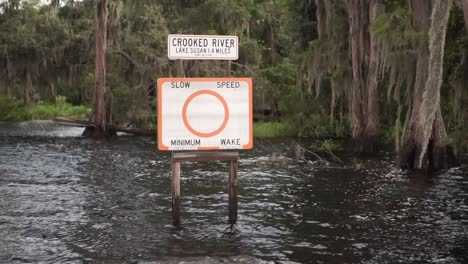 HD-Aufnahmen-Des-Schiefen-Flusseingangsschilds-An-Der-Seenkette-In-Clermont,-Florida
