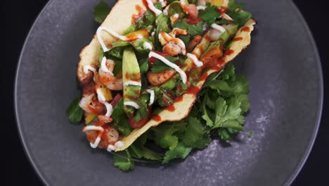 Überkopf-Eines-Frisch-Zubereiteten-Garnelen-Tacos,-Der-Auf-Schwarzem-Hintergrund-Rotiert,-4k