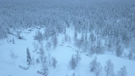 A-camping-site-near-a-ski-resort,-in-the-middle-of-the-winter-in-Ylläsjärvi,-Lapland,-Finland