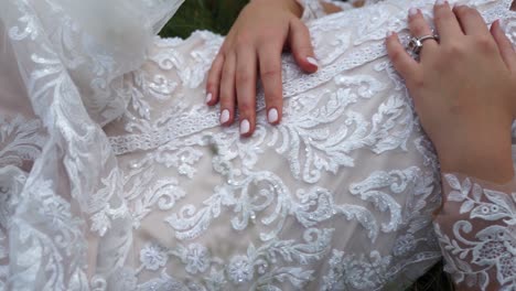 Nahaufnahme-Eines-Hochzeitskleides,-Während-Die-Braut-Auf-Dem-Gras-Liegt