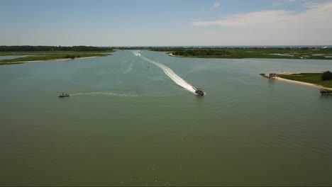 Drohne-Verfolgt-Ein-Boot-In-Der-Intracoastal-Waterway-In-Der-Nähe-Von-Ocean-Isle-Beach,-North-Carolina