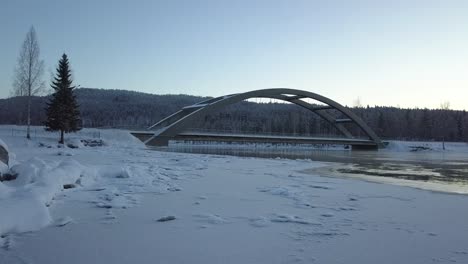 Eine-Brücke-In-Einer-Ländlichen-Gefrorenen-Landschaft-Von-Schweden,-Im-Winter