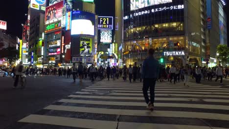 Pov-Caminando,-Lapso-De-Tiempo,-Miles-De-Personas-Cruzan-El-Famoso-Cruce-De-Shibuya-En-Tokio,-Japón
