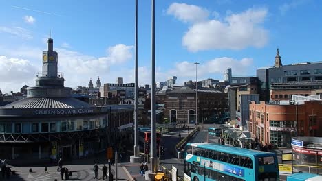 Blick-über-Den-Busbahnhof-Liverpool-Paradise-Street-Auf-Die-Skyline-Der-Stadt-An-Einem-Sonnigen-Tag