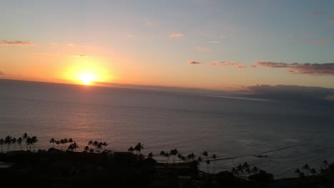 Imágenes-Aéreas-De-Drones-De-Las-Olas-Frente-A-La-Costa-En-Kihei-Maui-Hawaii-Elevándose-En-El-Aire-En-1080-Durante-La-Puesta-De-Sol