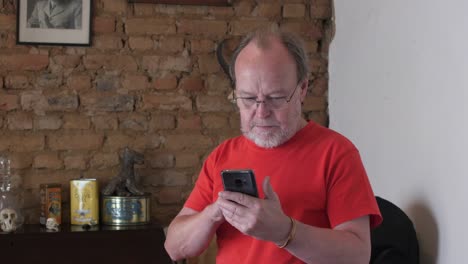 Un-Hombre-De-Mediana-Edad-Que-Parece-Perplejo-Usando-Un-Teléfono-Inteligente