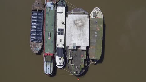 Top-down-aerial-rising-view-of-boats-moored-on-the-River-Medway,-Kent,-UK