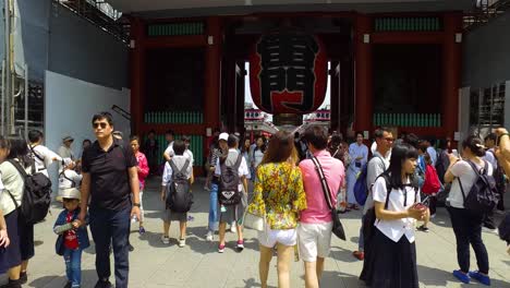 Pov-Caminando,-Gente-Caminando-Y-Rezando-En-El-Templo-Sensoji-En-El-Día-Dorado-De-La-Semana-De-Japón