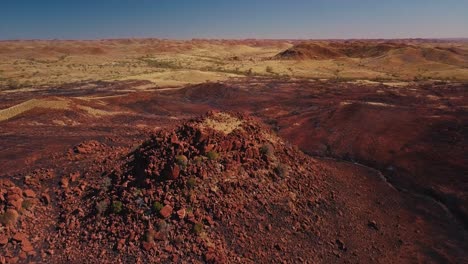 Drone-Aéreo-Orbitando-Alrededor-De-La-Montaña-Del-Desierto-Australiano-Después-De-Un-Incendio-Forestal
