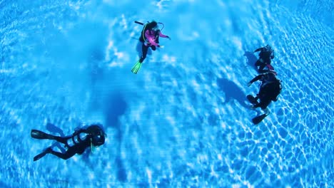 Scuba-Divers-training-in-a-pool
