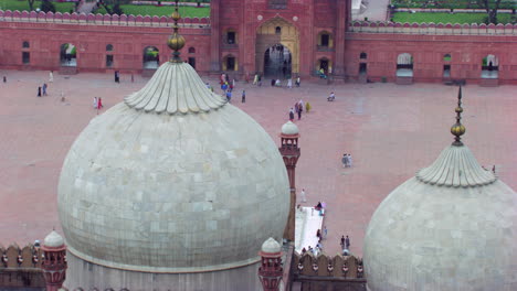 Lahore,-Pakistan,-Minarette-Der-Weltberühmten-Badshahi-Moschee-Aus-Nächster-Nähe,-Besucherinnen,-Damen,-Herren-Und-Kinder-Sind-In-Der-Moschee,-Gläubige-Im-Boden-Der-Moschee,-Schwarzmilane