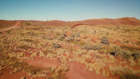Drone-Aéreo-Volando-Hacia-La-Formación-Rocosa-Del-Desierto-Australiano