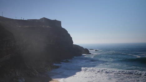 Wellen-Krachen-Gegen-Die-Klippe-In-Praia-Do-Norte,-Nazare