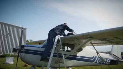 Mechaniker-Repariert-Ein-Kleines-Flugzeug-Außerhalb-Eines-Hangars