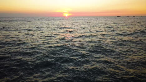 Drohne-Fliegt-Bei-Sonnenuntergang-über-Einem-Wunderschönen-Blauen-Ozean