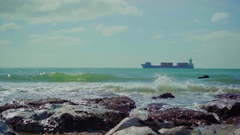 Natur-Meer-Ozean-Ufer-Steine-Felsen-Wellen-Wellen-Absturz-Sonniges-Tageslicht-Portugal-Boot-Schiff-Tanker-Öltanker-Stetige-Aufnahme-4k