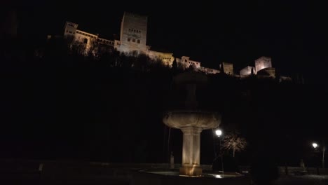 Blick-Von-Unten-Auf-Die-Alhambra-Mit-Einem-Brunnen-Und-Wasserspiegelungen-Im-Licht