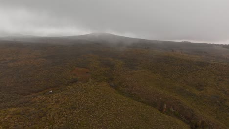 Las-Laderas-Del-Monte-Kenia-A-2800-M-Sobre-El-Nivel-Del-Mar,-Durante-Un-Día-Nublado
