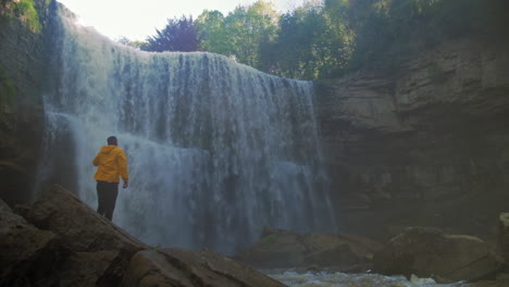 Männlicher-Wanderer,-Der-Einen-Großen-Wasserfall-Betrachtet